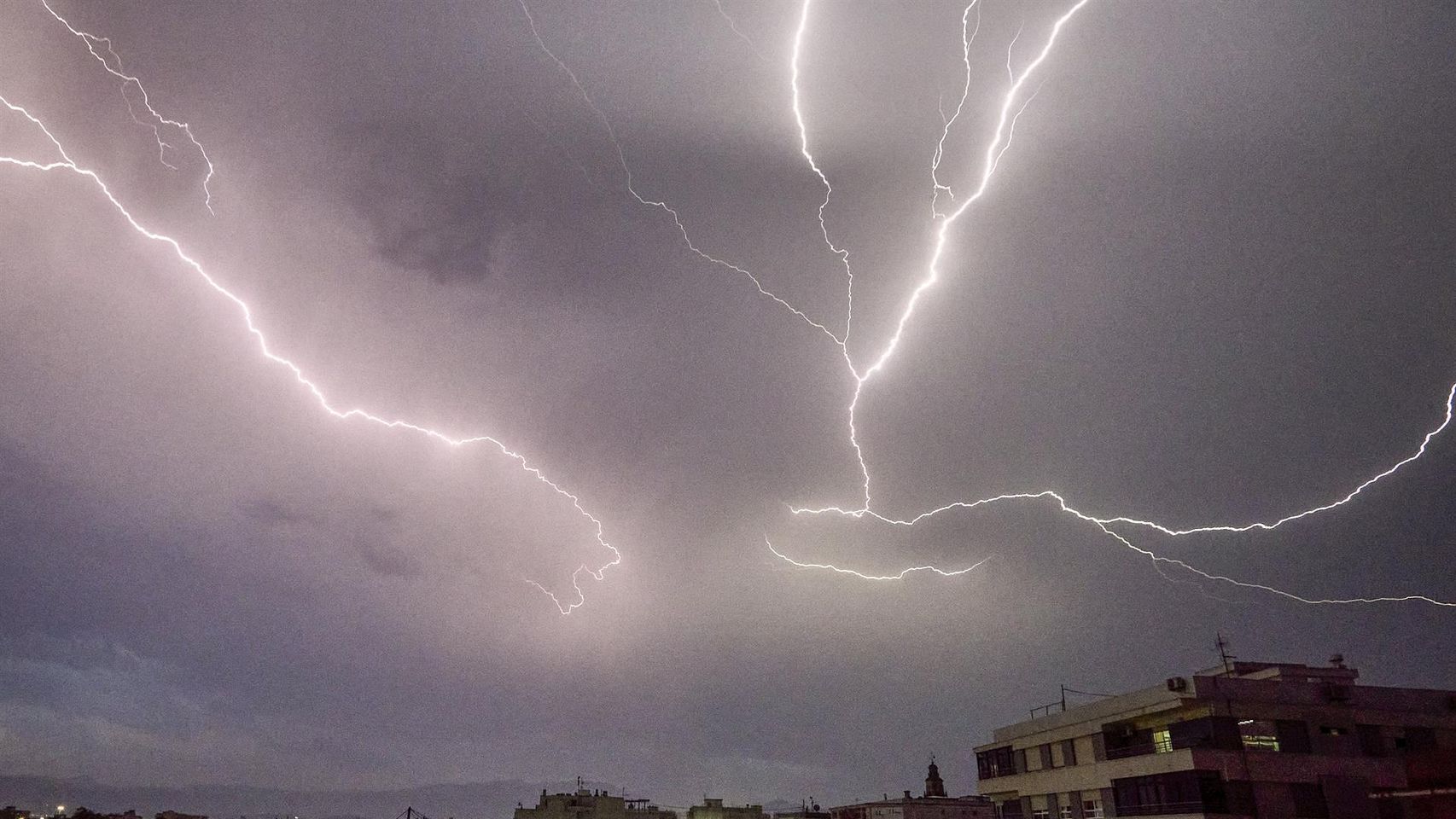 Un rayo sobre el cielo alicantino el pasado miércoles